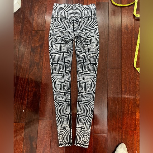 Niyama Sol Geometric Patterned Black and White Leggings - Picture 3 of 4